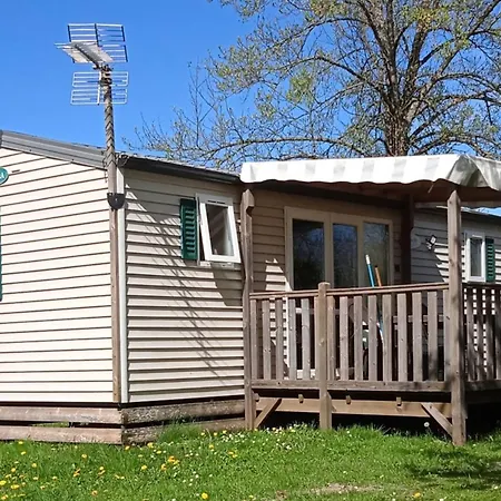 A Pleaux, Animaux Ok - 6 Pers. - Api-1-52-2264 Camping *